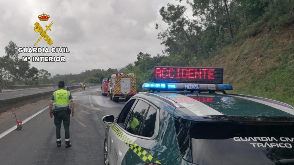 Cortada la AP-9 en Mos por el vuelco de un camión cisterna con 32.000 litros de gasóleo