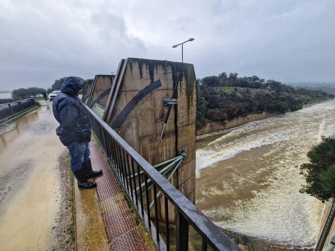 Así ha sido la apertura del embalse de Guadiloba