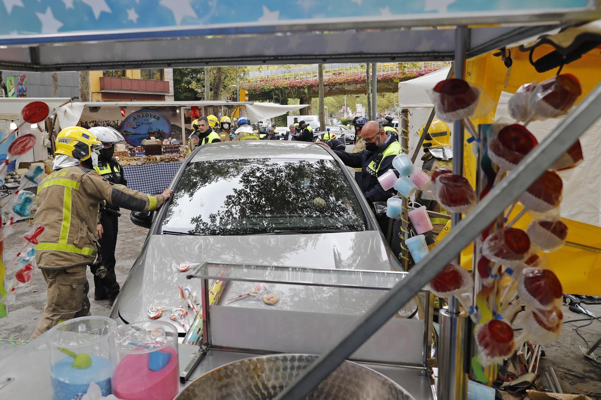 Un cotxe envesteix tres paradetes de l'avinguda Ramon Folch