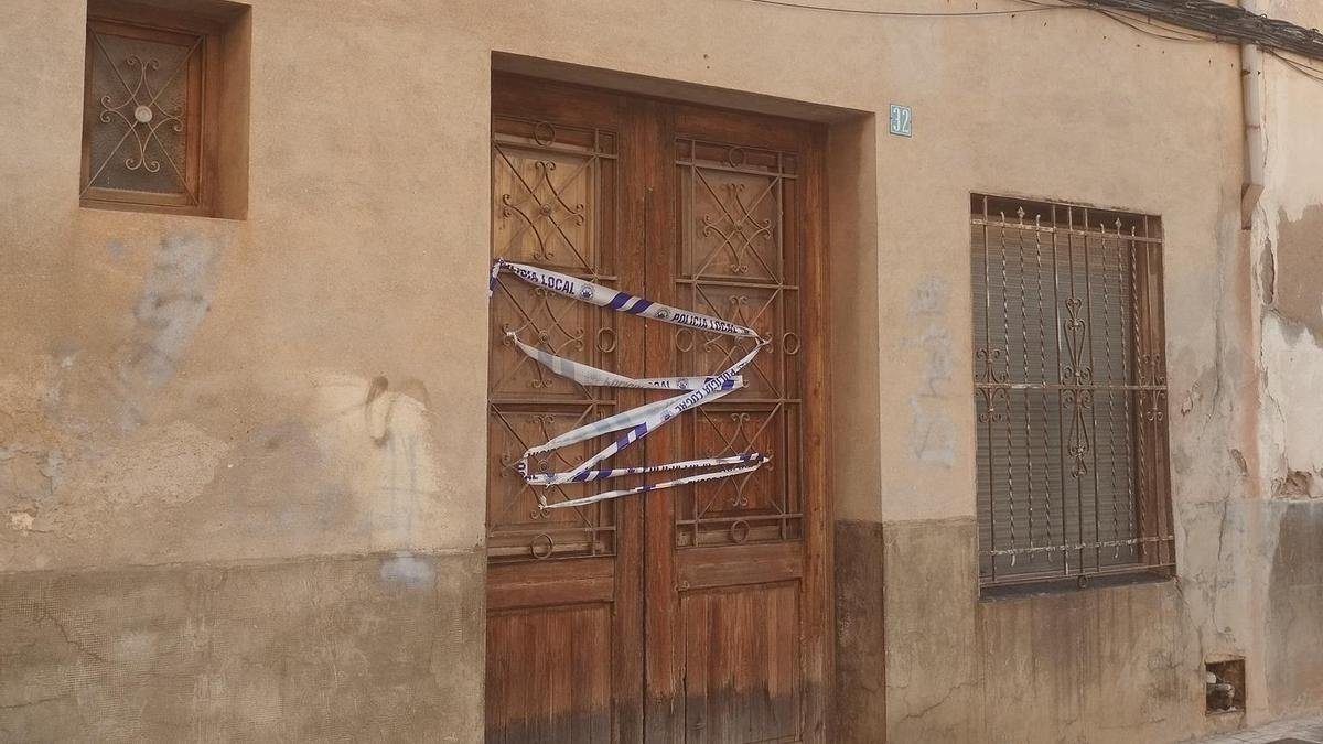 Imagen de la puerta que forzaron en el inmueble ubicado en la calle Menéndez Pelayo.