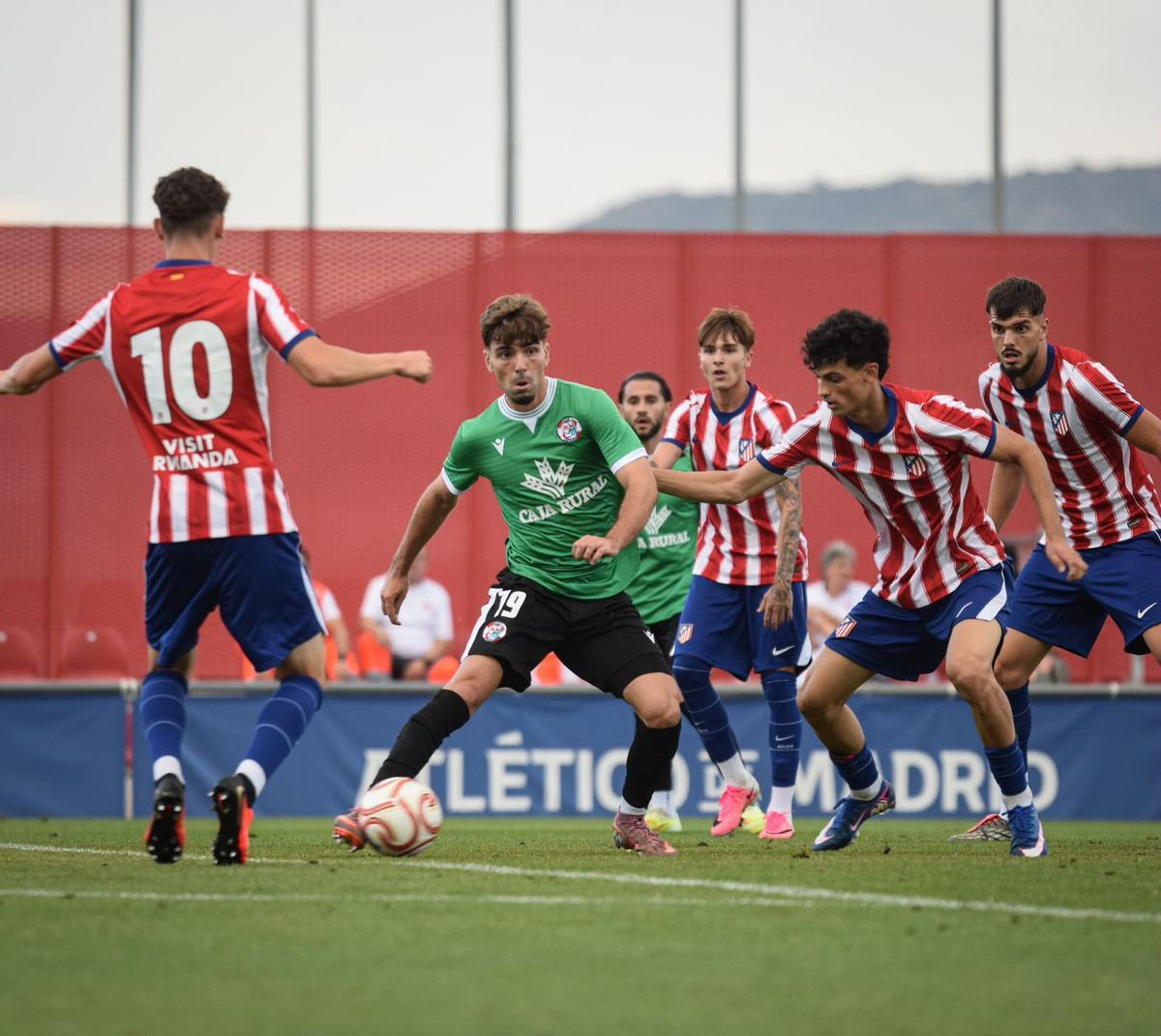 Pau Mascaró, rodeado de jugadores del Atlético de Madrid "B" en su debut con el Zamora CF.