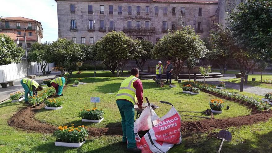 Operarios en los jardines de Casto Sampedro, esta mañana. // FdV