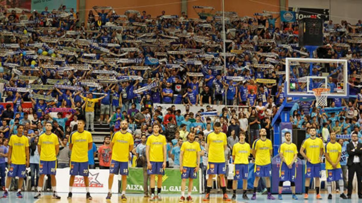 La plantilla del Club Ourense Baloncesto, que no ha sido aceptado en la ACB, ante su afición.