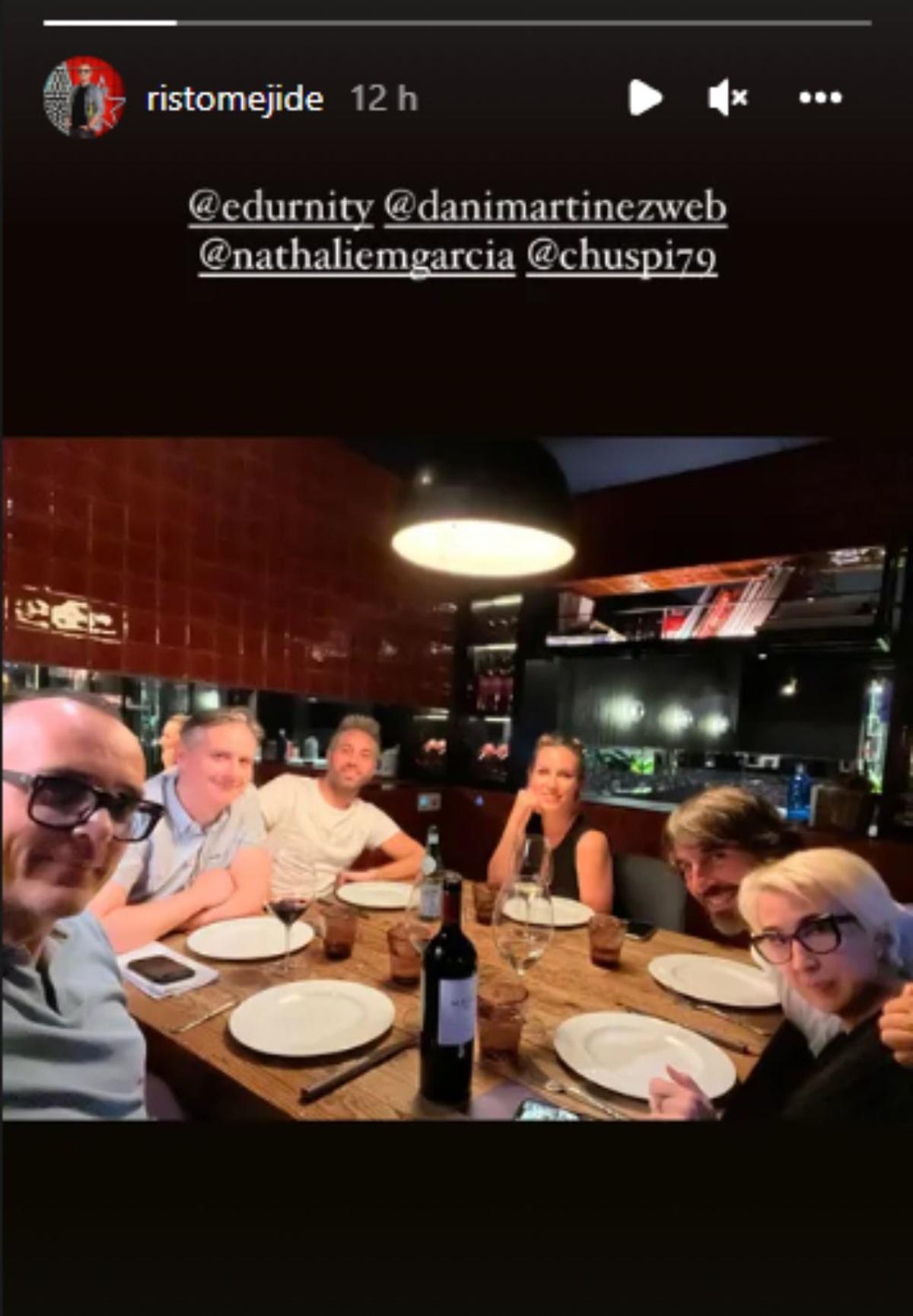 El equipo de 'Got Talent' se reúne en un restaurante.