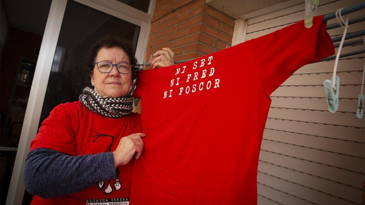 Encarna Contreras afectada de la pobreza energética y activista de la APE en su casa de Gavà.