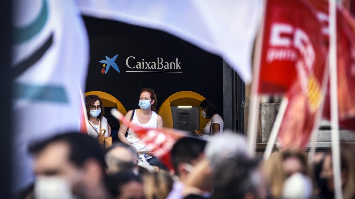 Un grupo de empleados de CaixaBank en la anterior protesta contra la entidad financiera por el ERE previsto para miles de empleados