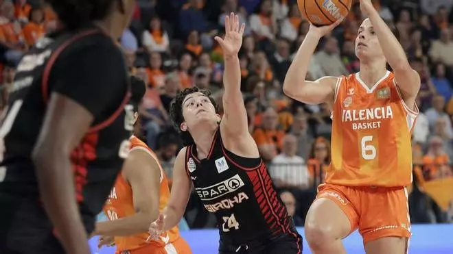 Les imatges del partit d'anada de la semifinal del play-off entre el València i l'Spar Girona
