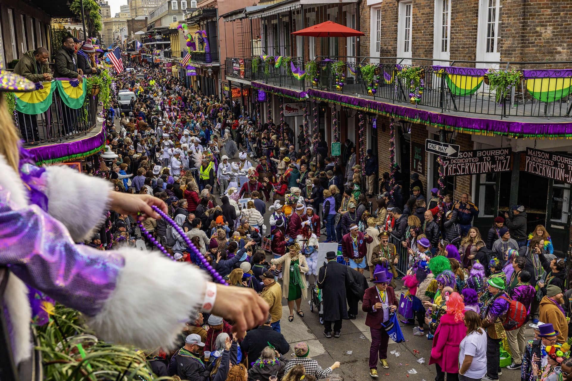 Bourbon Street durante el Mardi Gras.