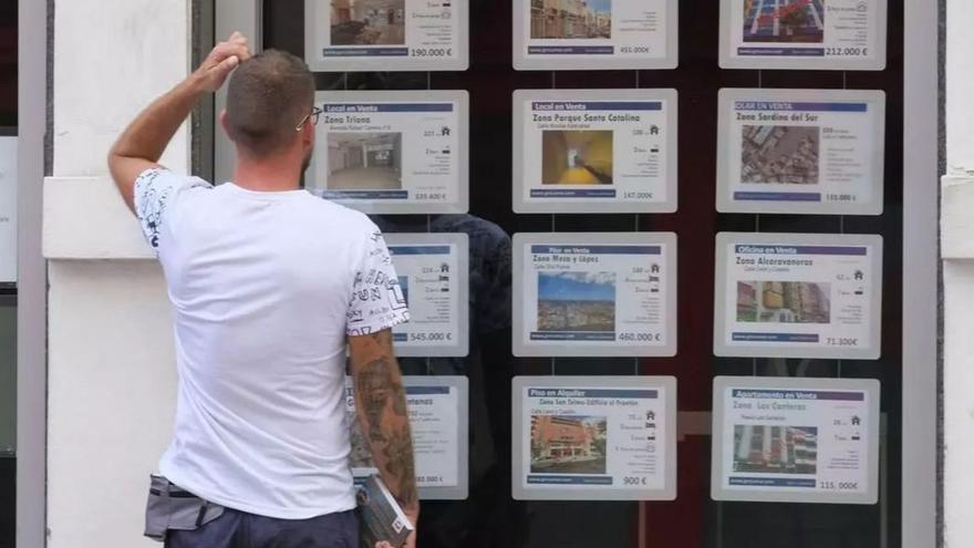 Una persona observa los precios de las viviendas en una inmobiliaria de Las Palmas de Gran Canaria. | | ANDRÉS CRUZ