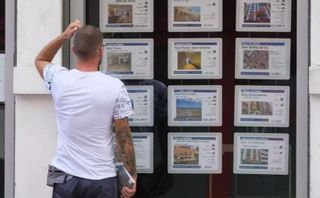 Los jóvenes necesitan dedicar el 105% de su sueldo para alquilar una vivienda