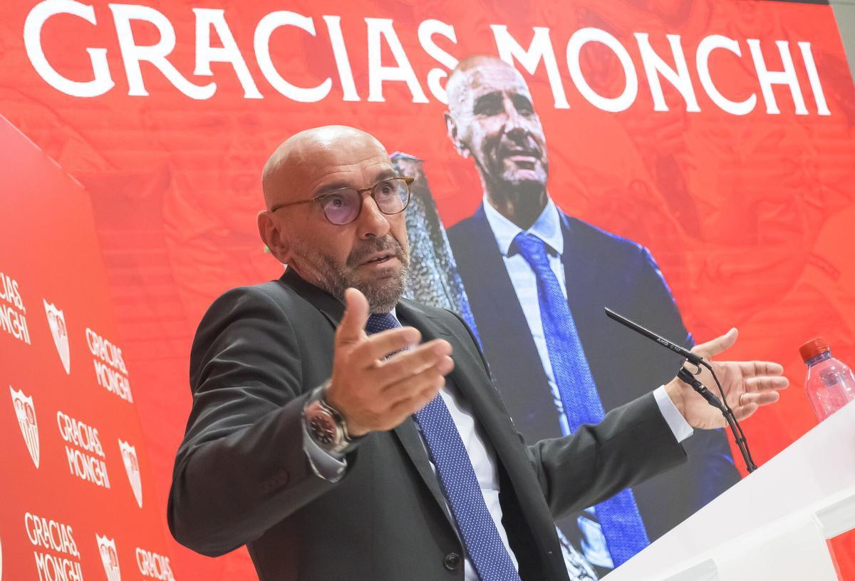 Monchi, en su despedida del Sevilla para firmar por el Aston Villa en 2023.
