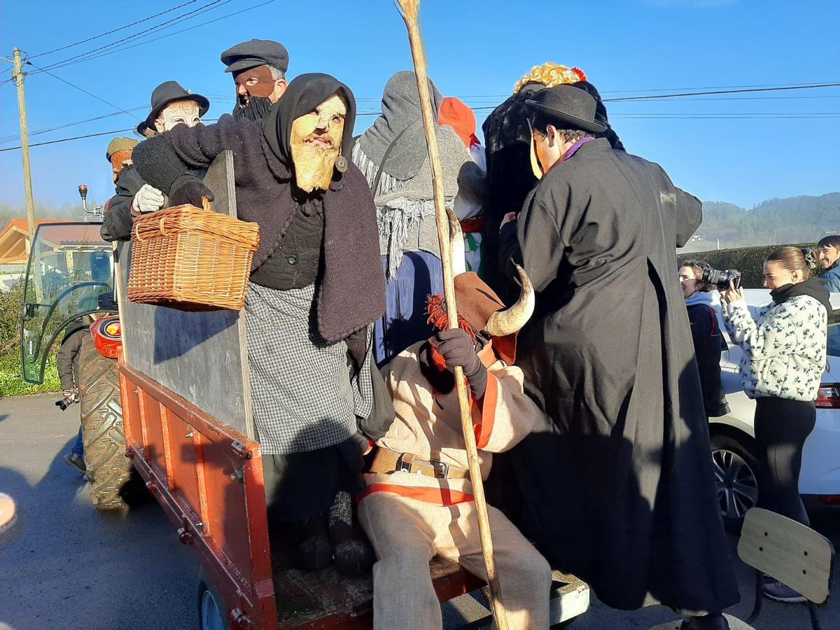 Los Aguilandeiros de San Xuan de Villapañada recorren los pueblos de Grado entre ceniza y bailes