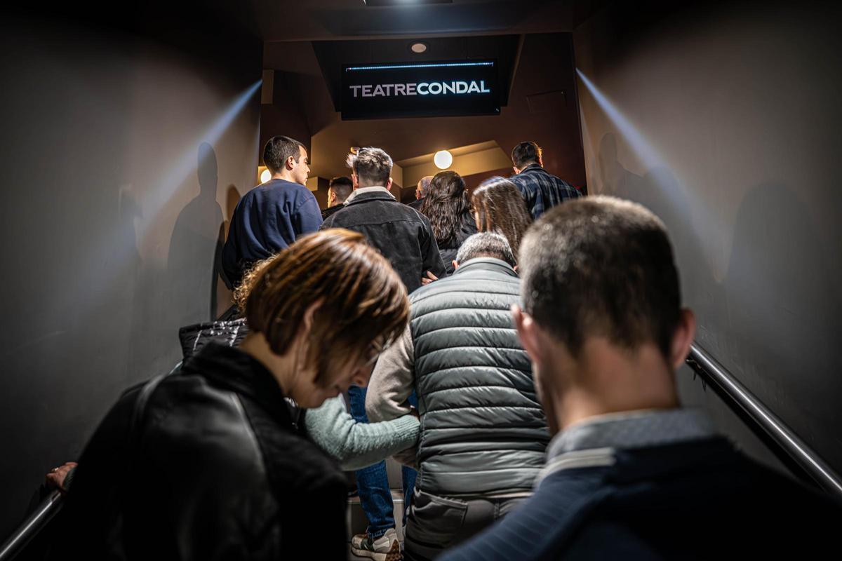 Colas en el Teatre Condal para ver Escape Room 2.