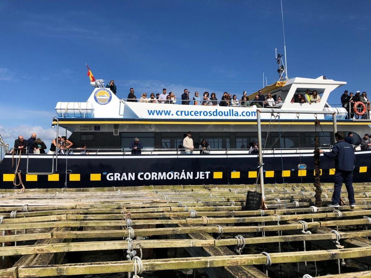 La Ruta del Mejillón en uno de los catamaranes de Cruceros do Ulla Turimares.