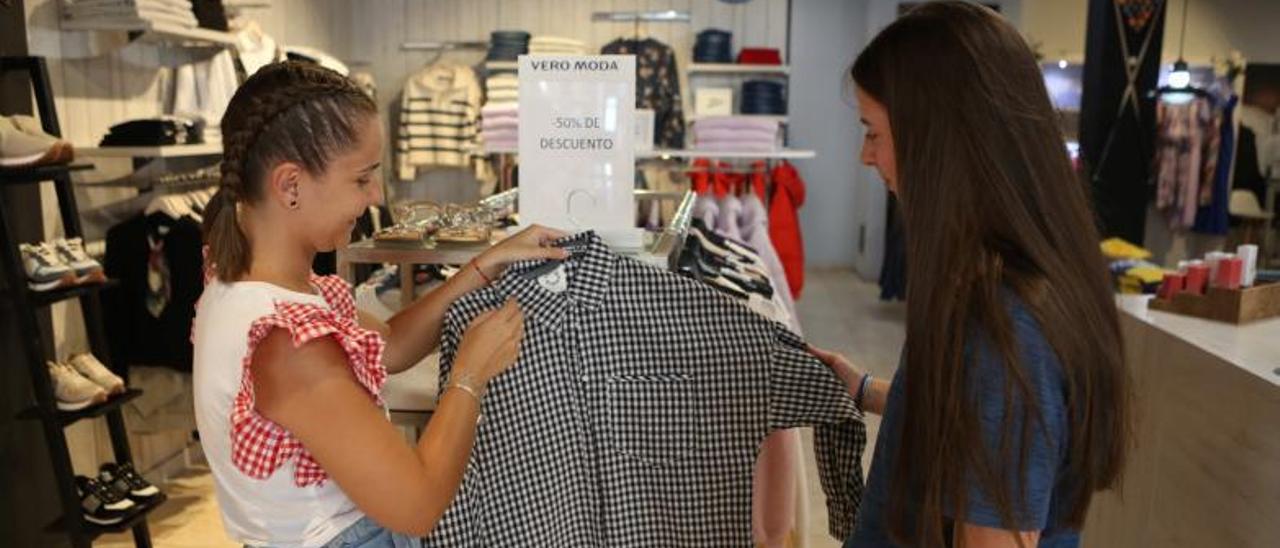 Compras de ropa rebajada en un comercio de Lalín. // BERNABÉ/ANA AGRA