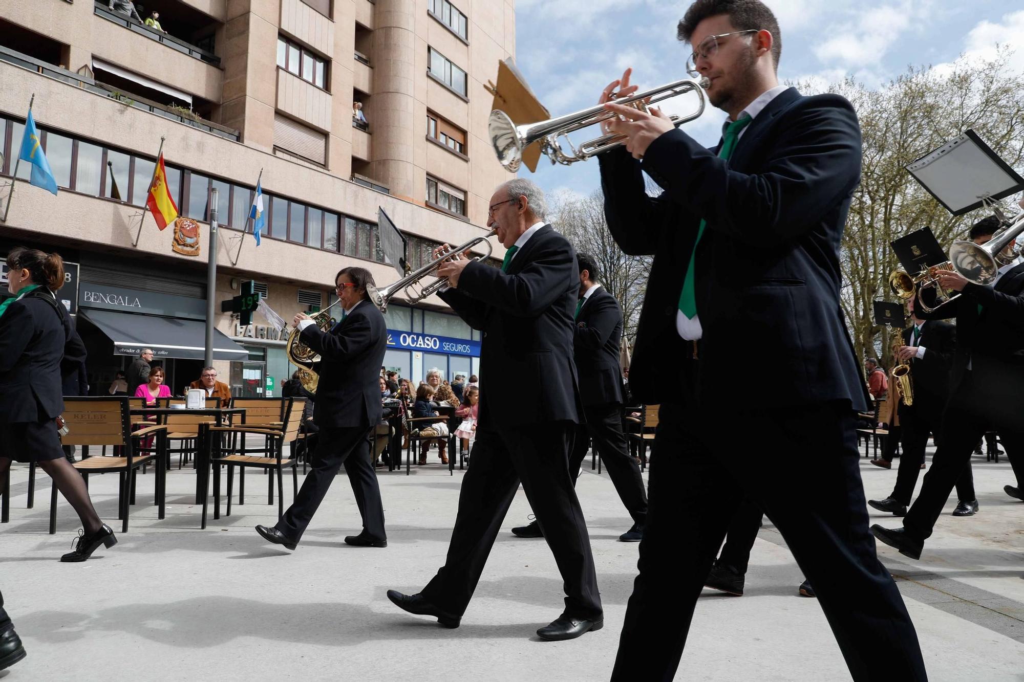 Multitudinaria bendición de ramos y procesión de La Borriquilla en Avilés