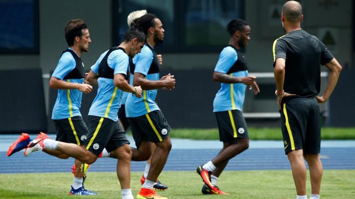 Pep Guardiola observa el entrenamiento de sus jugadores, el domingo pasado en Pekín.