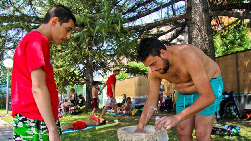 Usuarios de una piscina pública de Alcoy se refugian del calor