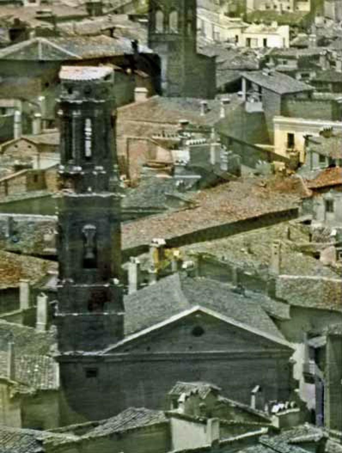 La Iglesia de San Lorenzo antes de ser derribada, que ocupaba el espacio central de la plaza.