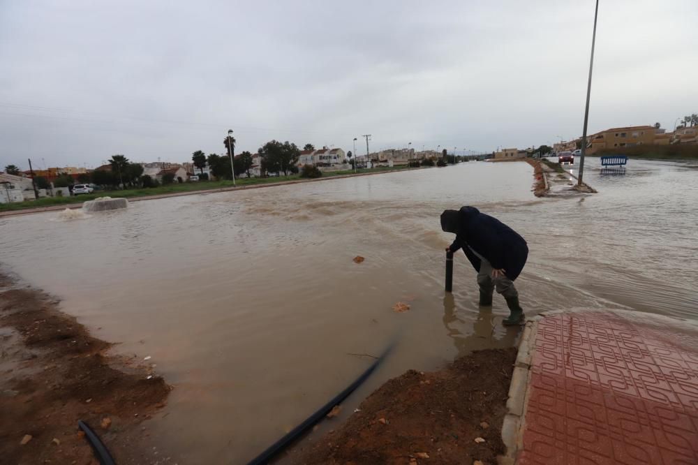 Una tromba de 100 litros por metro cuadrado anega Torrevieja