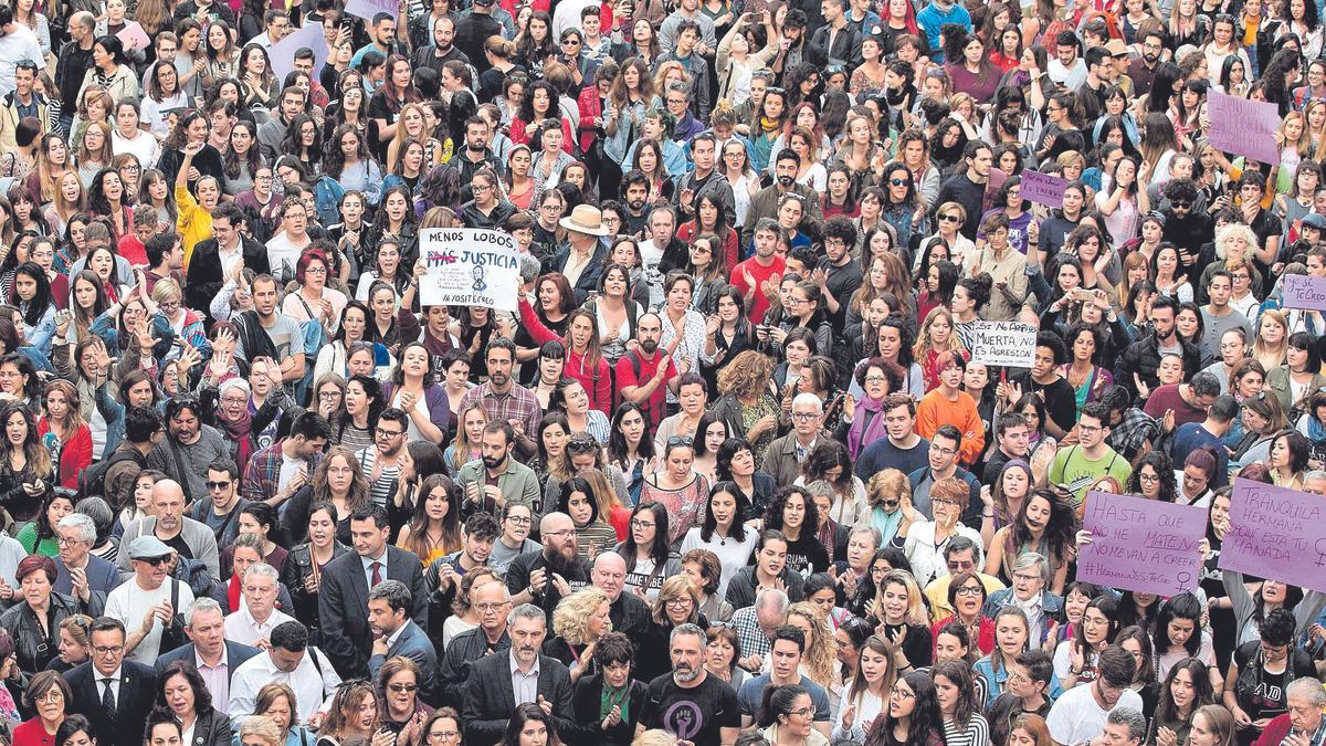 Protesta en la Plaza Belluga de Murcia tras la sentencia de La Manada.