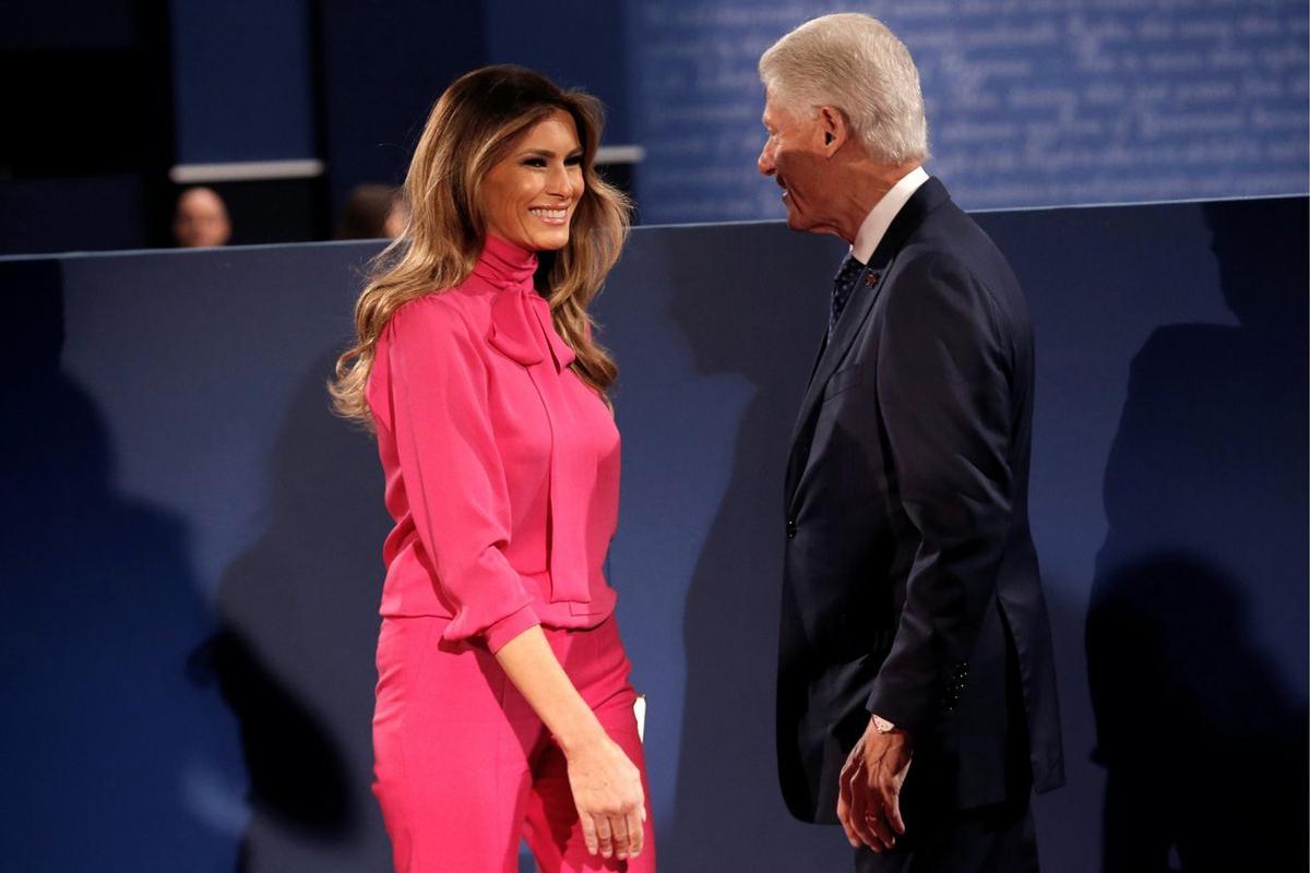 Melania Trump con camisa de Gucci junto a Bill Clinton