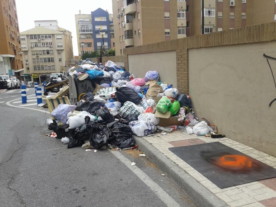 Varios días después de la desconvocatoria de la huelga de limpieza, la basura sigue acumulándose en las calles.