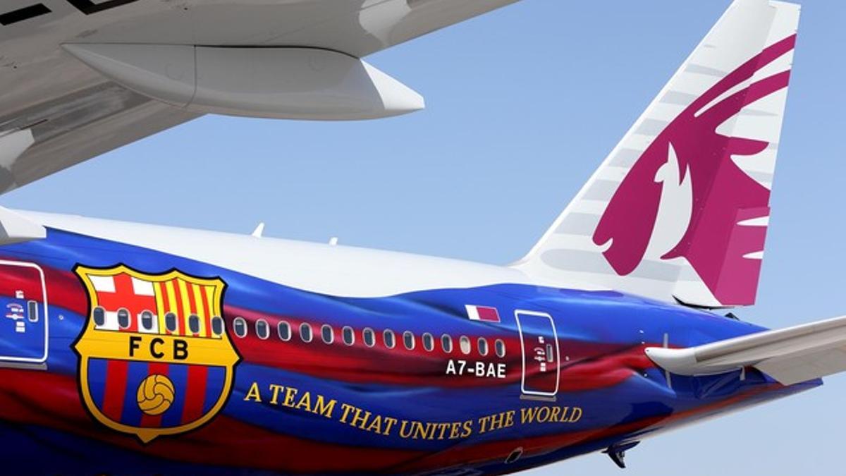 Detalle de la cola del Boeing 777 con los colores del Barça.