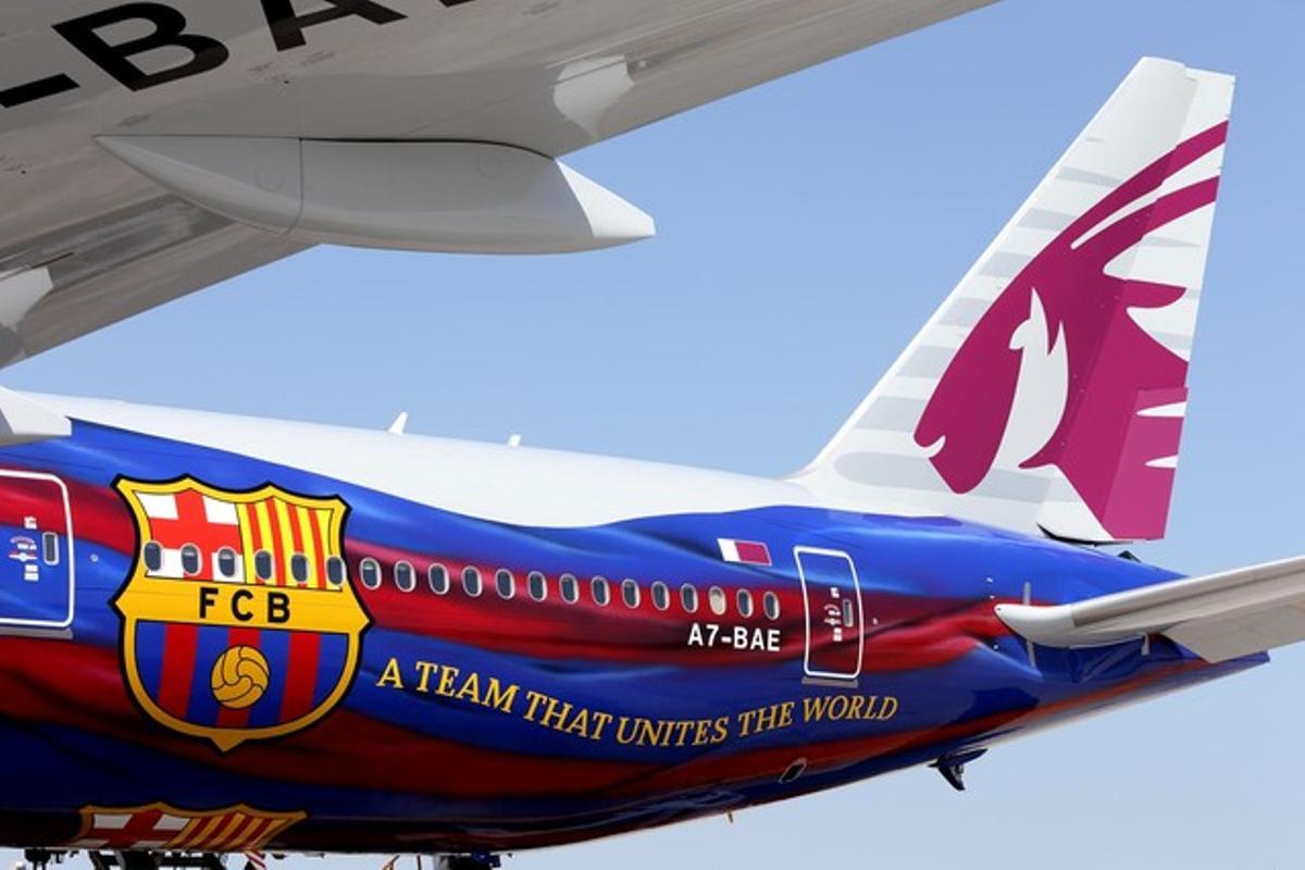 Detall de la cua del Boeing 777 amb els colors del Barça.