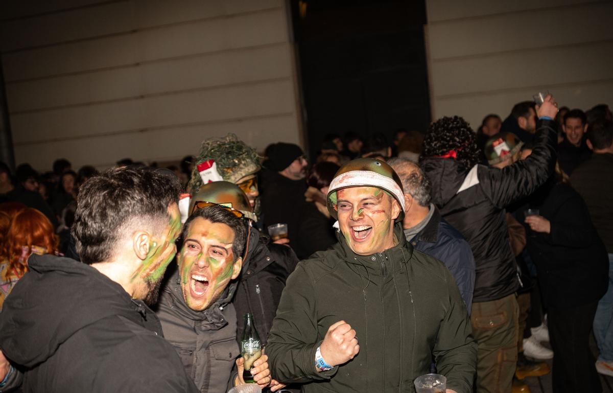 Varios componentes de la murga De Turuta Madre celebran su pase a semifinal del Comba 2026.