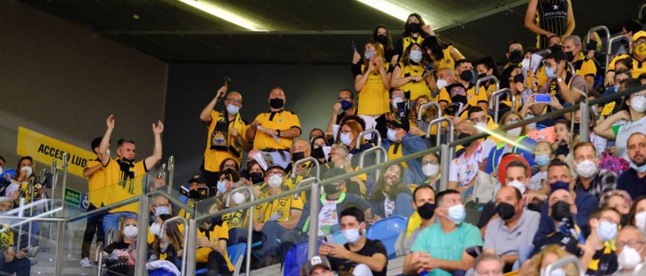 Parte de la afición del Canarias, ayer en el Gran Canaria Arena. | | E.D.