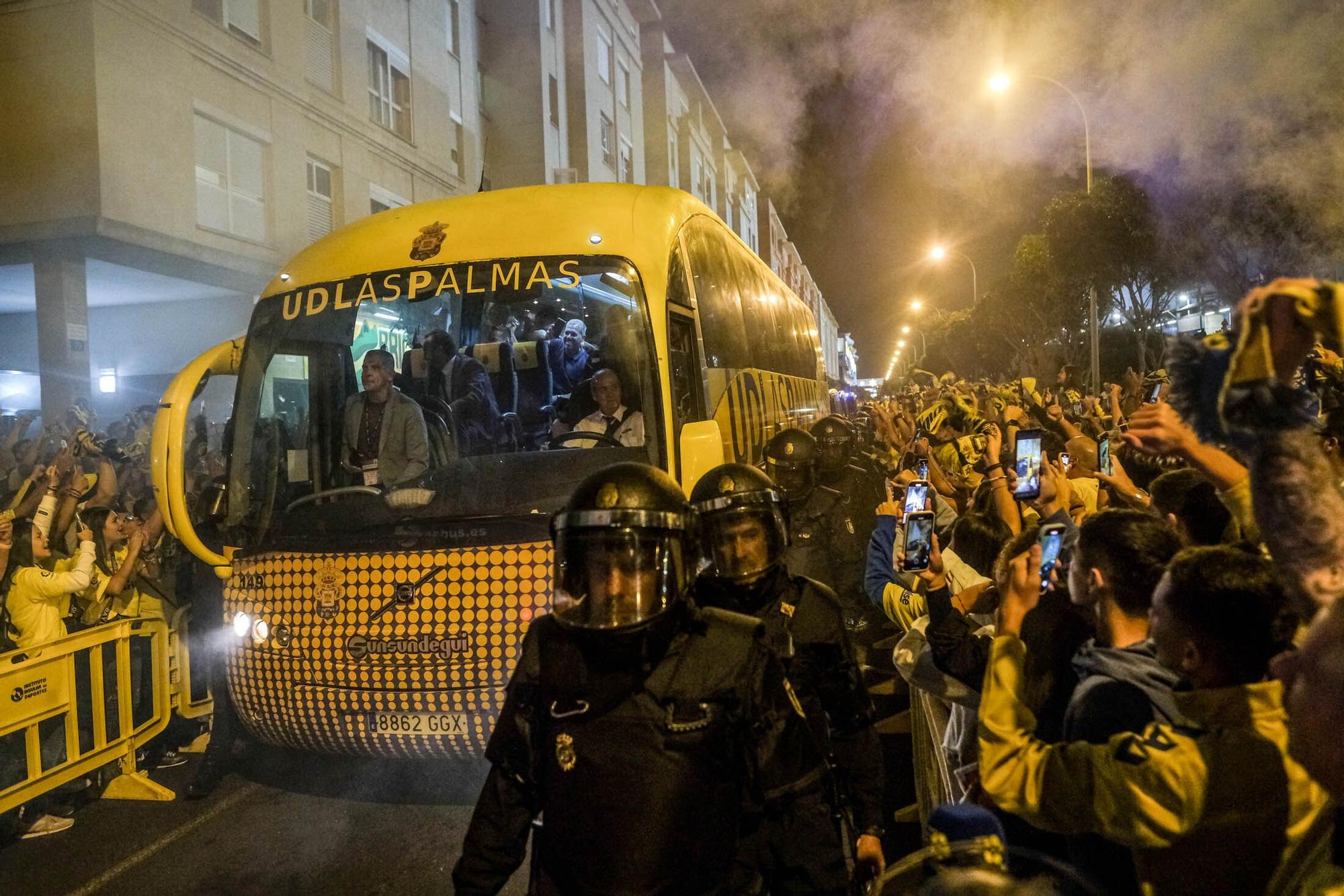 Los aficionados de la UD Las Palmas reciben la guagua con los jugadores antes del derbi