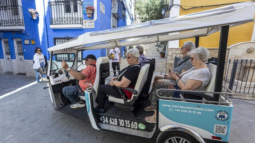 La invasión de los tuk tuks llega a Alicante