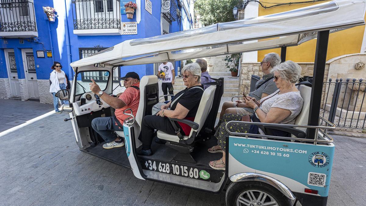 La invasión de los tuk tuks llega a Alicante. Un grupo de turistas recorren esta semana el Casco Antiguo en tuk tuk.