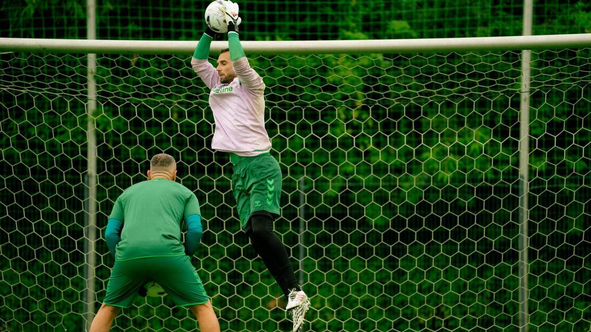 Pau López, durante el primer día de pretemporada del Betis en Alemania