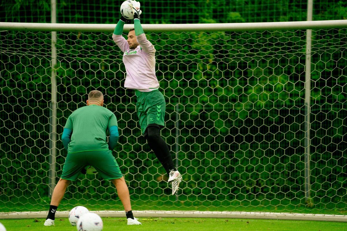 Pau López, durante el primer día de pretemporada del Betis en Alemania