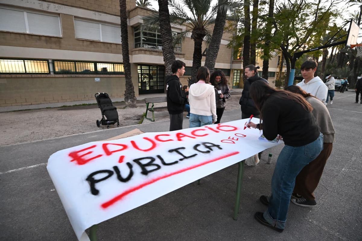 Cincuenta profesores del IES La Torreta de Elche se encierran para reclamar mejoras en la educación pública Cincuenta profesores del IES La Torreta de Elche se encierran para reclamar mejoras en la educación pública