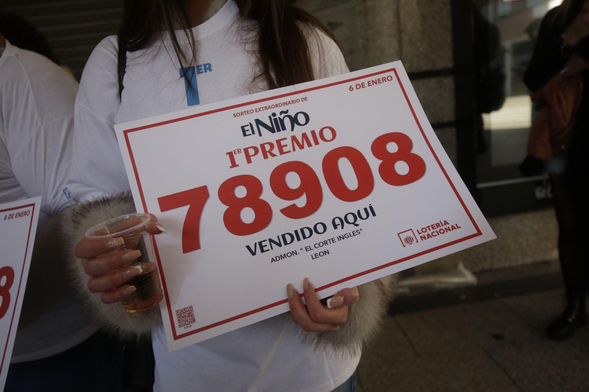 06/01/2025 Agraciados con el ‘Primer Premio’ del Sorteo Extraordinario de El Niño 2025 correspondiente al número 78908, celebran su suerte en la administración del Corte Inglés de Fray Luis de León, a 6 de enero de 2025, en León, Castilla y León (España). El Sorteo de la Lotería del Niño se celebra en el Salón de Loterías y Apuestas del Estado mediante un sistema de bombos múltiples. Cuenta con una emisión de 55 series de 100.000 billetes cada una, que alcanza los 1.100 millones de euros, destinando el 70%, es decir, 770 millones de euros, a premios. SOCIEDAD Fernando Otero - Europa Press