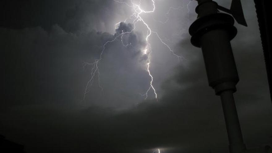 Tempesta de llamps i trons a les 12 de la nit, a Manresa