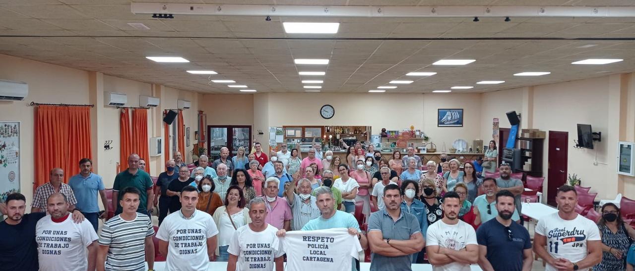 Agentes de la Policía Local de Cartagena y vecinos de la zona oeste, reunidos ayer.