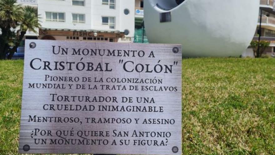 Placas en contra del Huevo de Colón de Sant Antoni