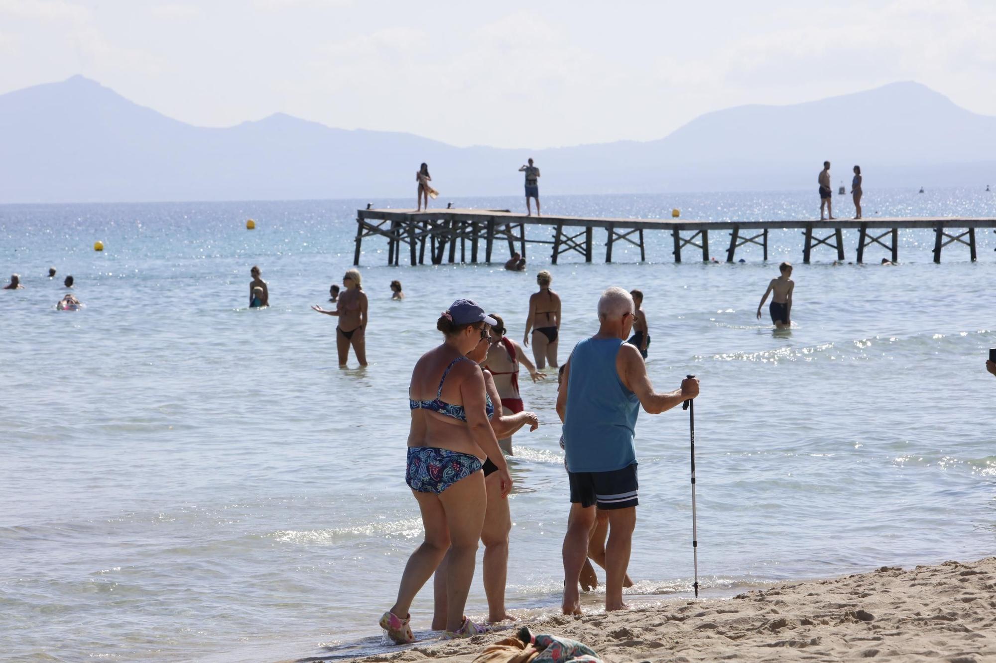 Sommer-Urlaub im Oktober: So sieht es derzeit am Strand von Alcúdia auf Mallorca aus