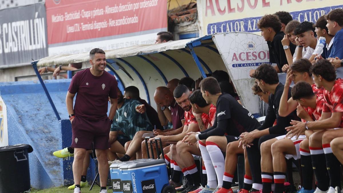 Nicolás Larcamón, en el encuentro de pretemporada ante el Marino de Luanco.