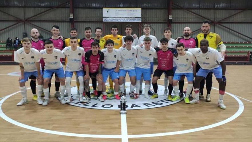 Las plantillas de ambos equipos posan juntas tras el encuentro (arriba). Acto con la familia de Manuel Coto Ferreiro y José Sesar (derecha).