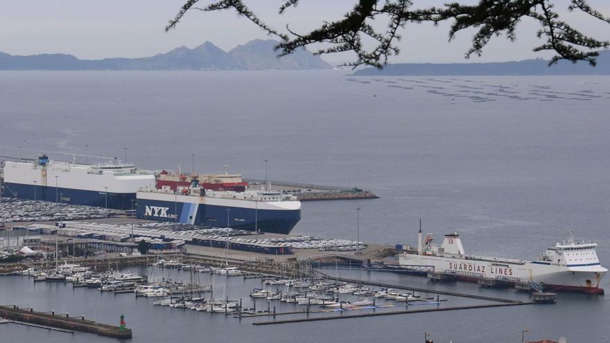 Los buques “Friedrich Russ”, “Coral Leader”, “Viking Destiny” y “Ro Queen”, en Bouzas. Frente a Cíes, el “Grand Sapphire”.