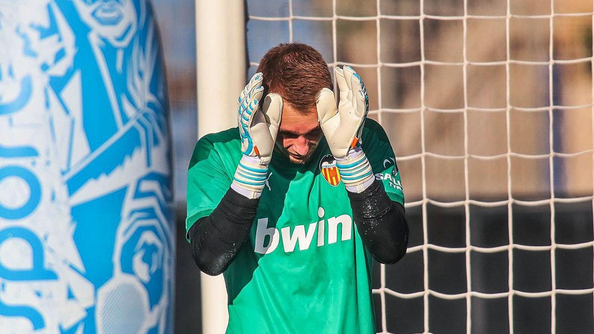 Cillessen, que está recuperándose de una lesión en la rodilla, ayer en Paterna.  | VALENCIA CF