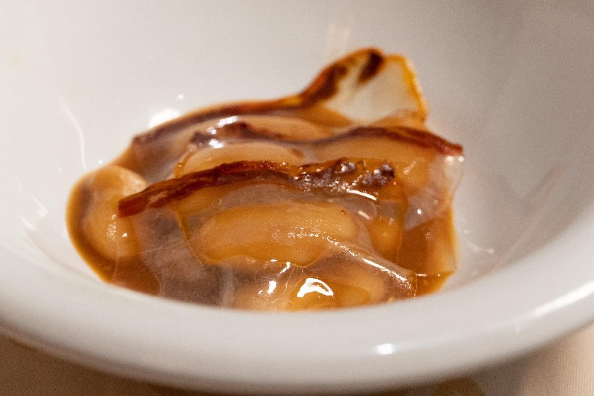 Judión cocinado en horno de leña con velo de papada ibérica.