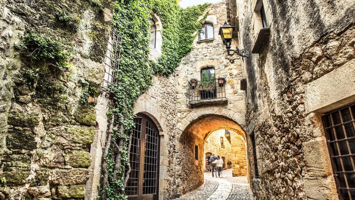 Pals, el pueblo medieval de Girona rodeado de un mar de arrozales