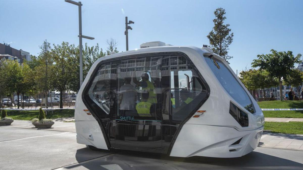 El minibús Shuttle, ayer en la Marina.   | // CASTELEIRO/ROLLER AGENCIA