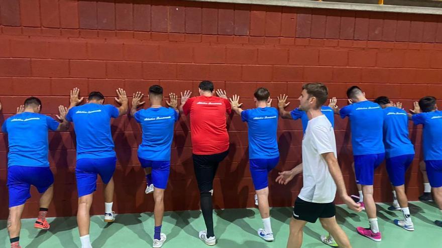 Marcos Vara, juntoa sus jugadores, durante un ejercicio en La Rosaleda. | Cedida